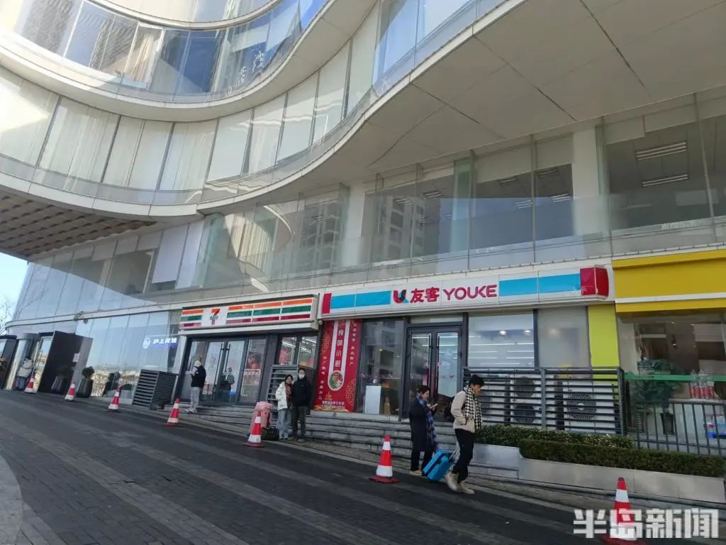 记者实地走访发现,众多写字楼等成了各个便利店品牌争相进驻的场所.
