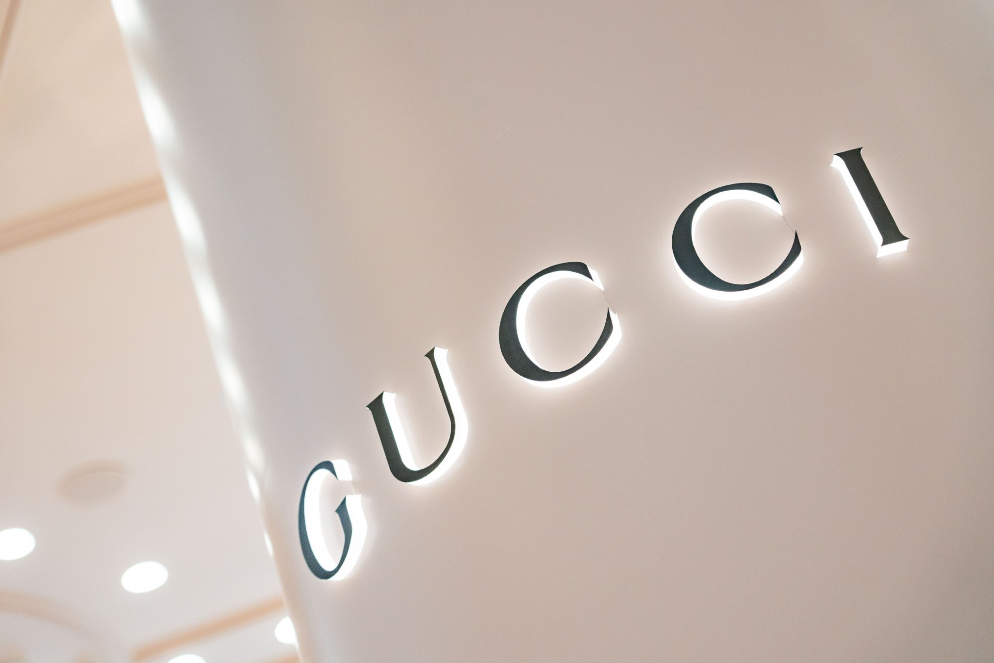 古驰销量大跌,奢侈品巨头为啥连涨价也没用?|奢侈品_新浪财经_新浪网