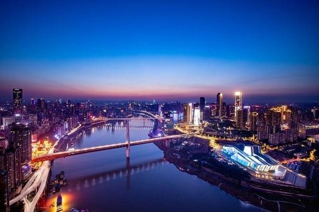 为此,《规划》基于重庆资源禀赋条件和环境承载力,构建主城都市区,渝