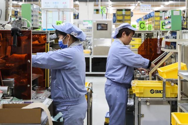 工人在位于北京市大兴区的smc(中国)有限公司北京第二工厂工作