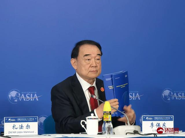 博鳌亚洲论坛秘书长李保东26日向媒体展示报告。赵觉珵摄