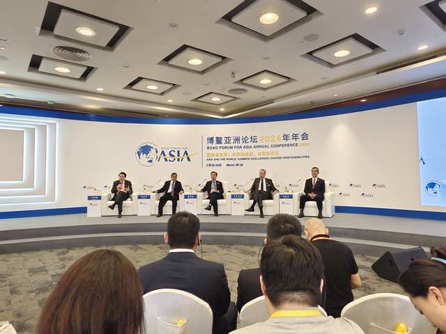 除古铁雷斯外,原外经贸部副部长龙永图,新加坡前副总理黄根成,北京