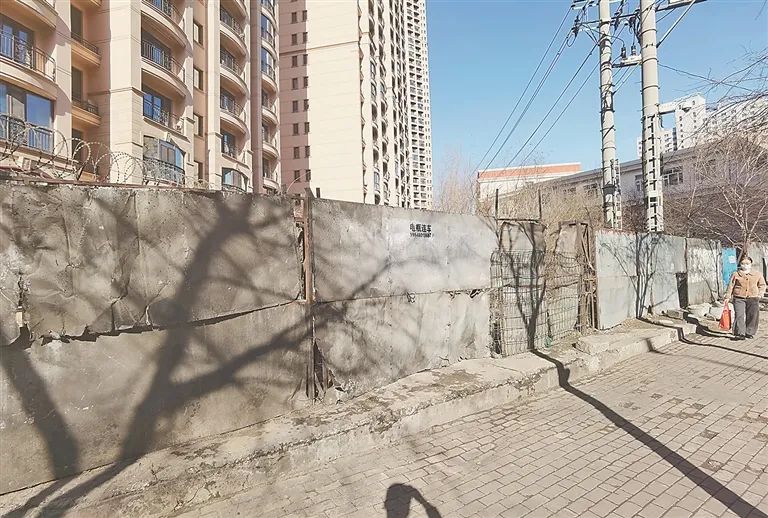 "和祥路一块三角地荒了十一年"后续:多部门联合清理 废品清走了|城管