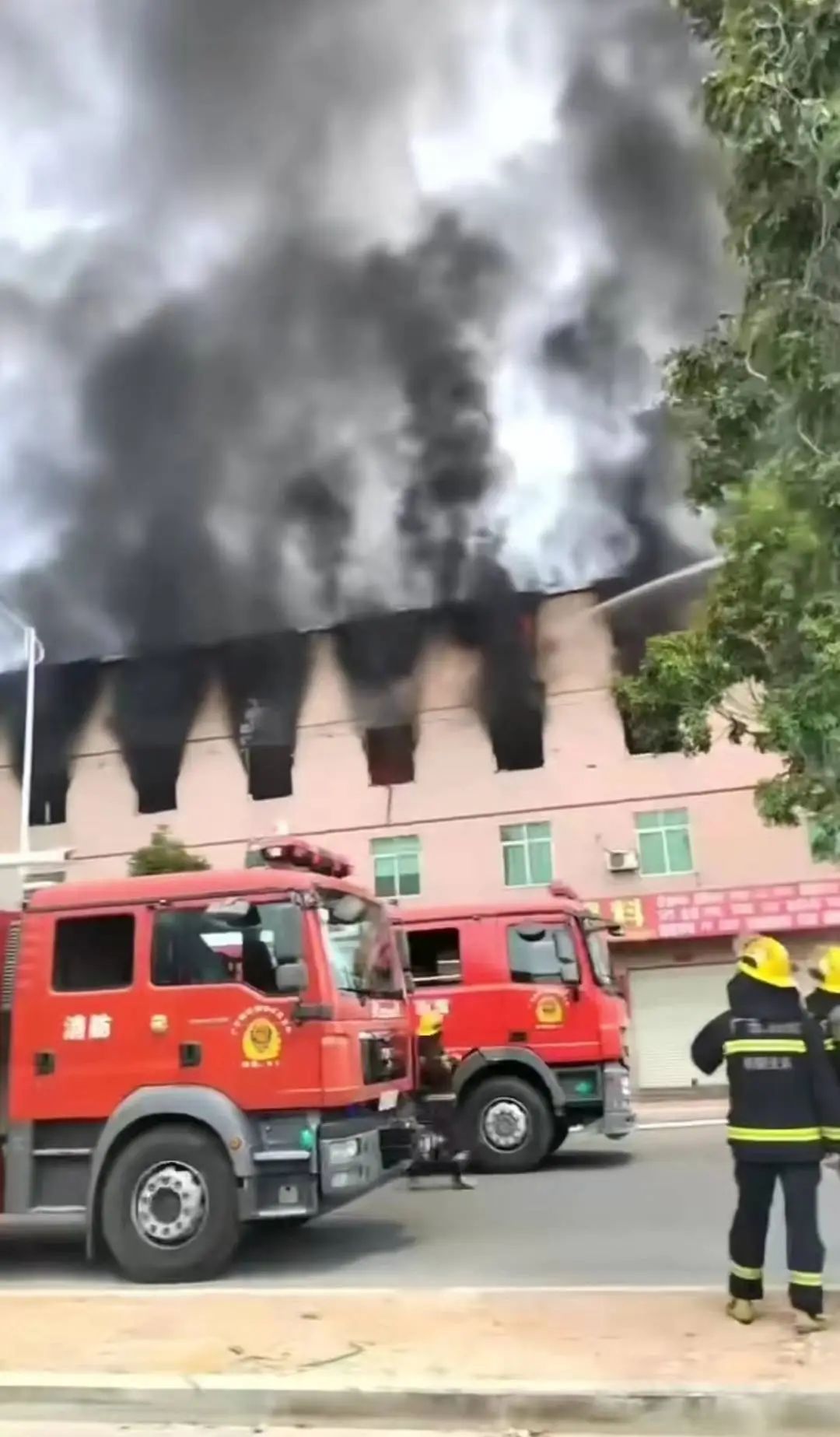 广东揭阳一厂房起火,消防通报:2人失联2人受伤