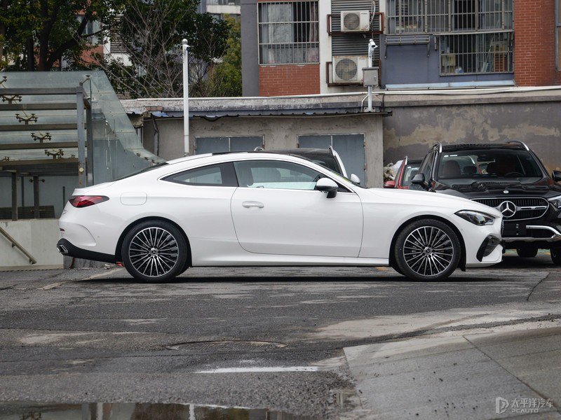 外观方面,奔驰cle前脸造型与奔驰cla较为相似,呈扁平低趴风格,营造出