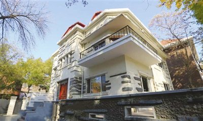 这是一座英式摩登风格的二层别墅,始建于1942年,外观简洁明快,在别墅