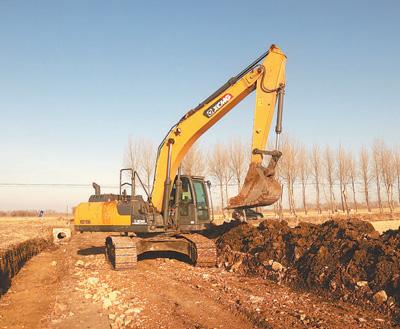 图为吉林长春公主岭市大榆树镇,田间排水渠施工现场.