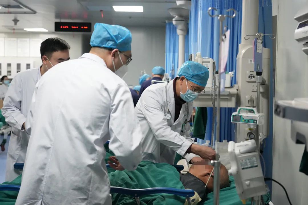 宁乡市人民医院急诊科医生为患者提供医疗服务