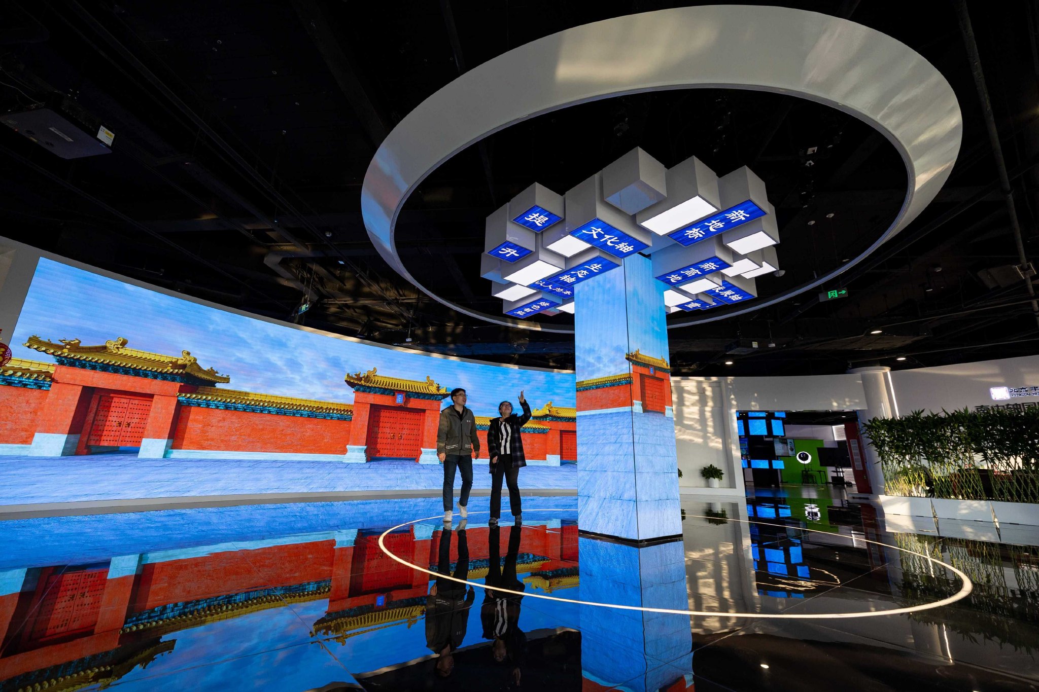 "南中轴国际文化科技园数智创新中心"大厦屹立眼前,进入一层,数智展厅