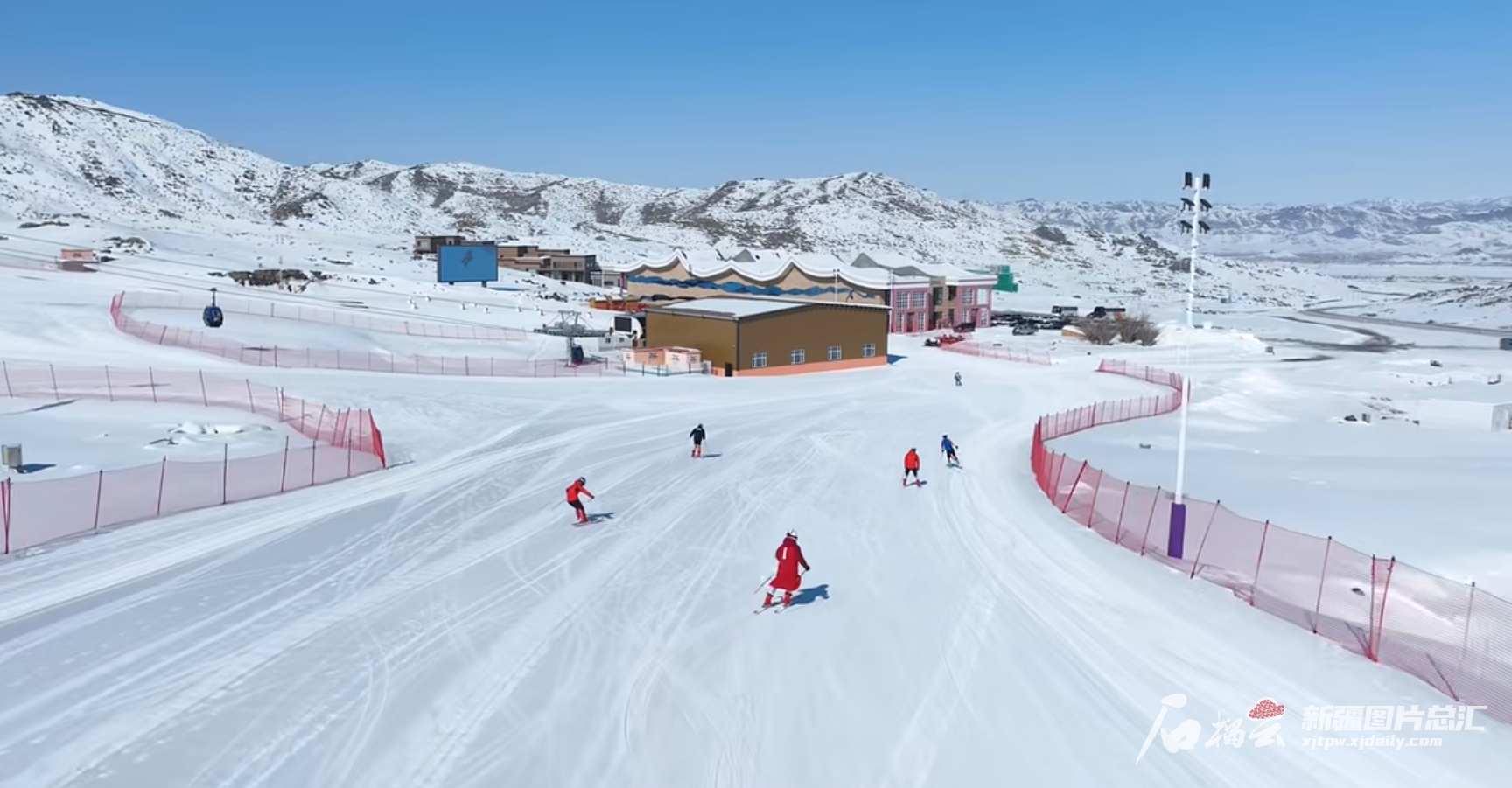 新疆天然滑雪场图片