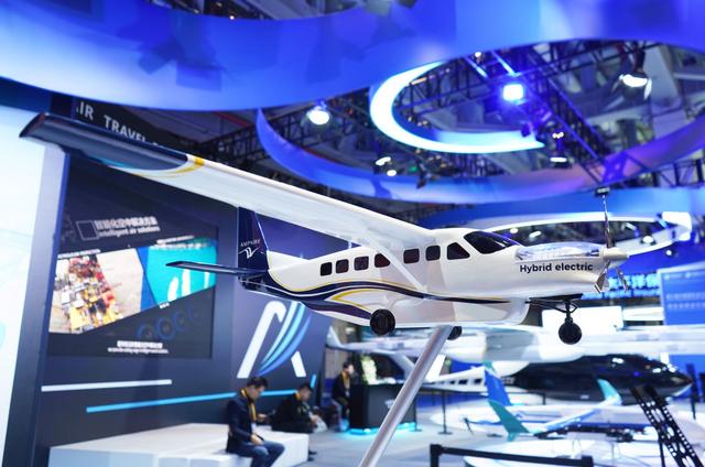 2023年11月10日在第六届进博会汽车展区拍摄的安飞九座混动飞机模型。新华社记者 金皓原 摄