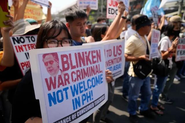 2024年3月,菲律宾民众抗议美国务卿布林肯到访,撕碎美国国旗并高举
