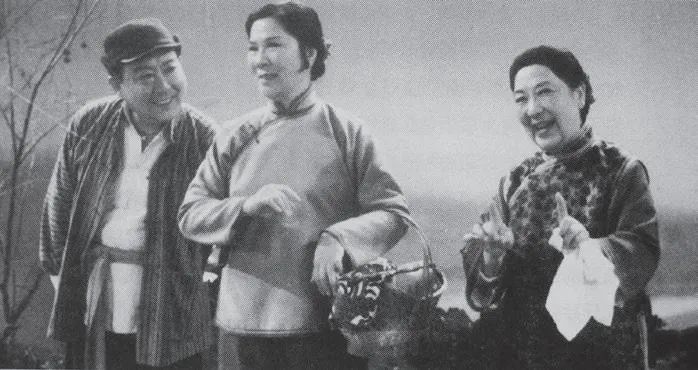 沪剧《罗汉钱》"相亲"一场剧照,(左起)邵滨孙饰张木匠,丁是娥饰小飞娥