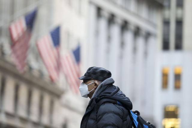 1月19日，一名男子戴着口罩走在美国纽约曼哈顿街头。新华社记者 王迎 摄