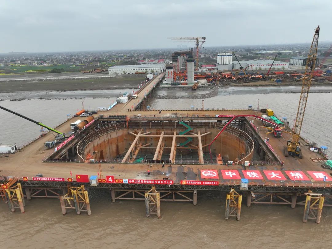 【最新】崇启公铁长江大桥两主墩承台首次浇筑完成|上海市_新浪财经