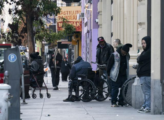 这是2023年12月23日在美国加利福尼亚州旧金山街头拍摄的无家可归者。新华社发（李建国 摄）