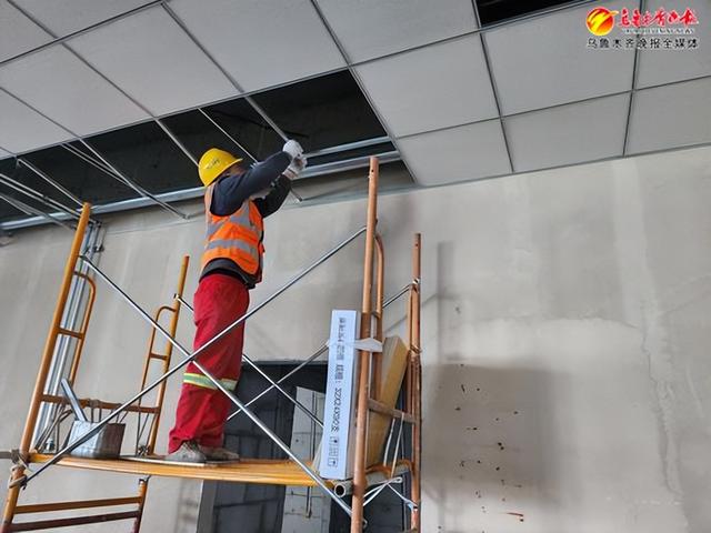 工人正在安装吊顶.记者王丽娜摄