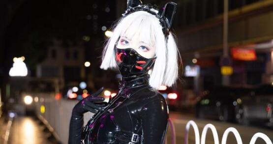 国外coser穿胶衣cos去坐公交，整车的路人都坐不住|Coser|动漫cosplay|公交车|穿着|心理压力_新浪新闻