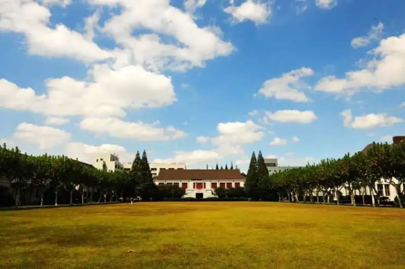 图为复旦大学上空变幻莫测的云团