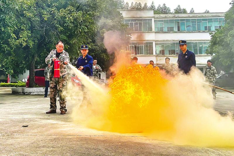 开展防灭火应急演练 筑牢森林安全"防火墙"|消防员__