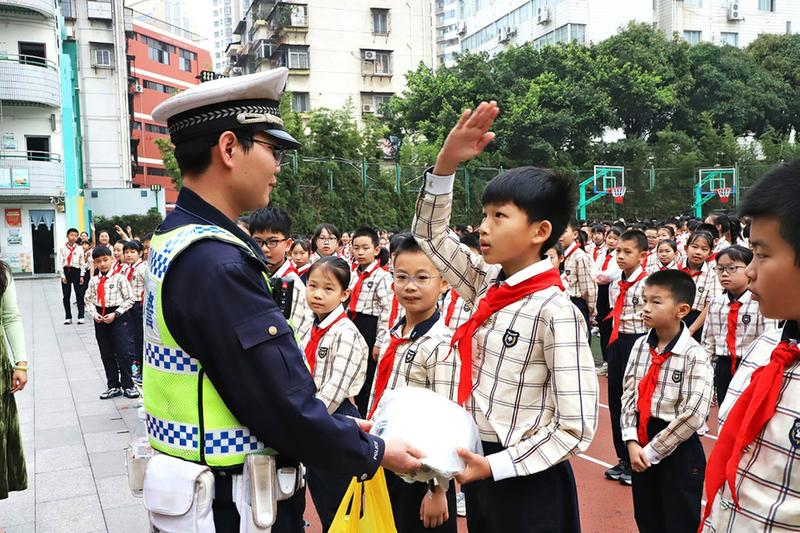 南宁市逸夫小学学生正确回答交通安全知识问题后,获交警颁发奖品.