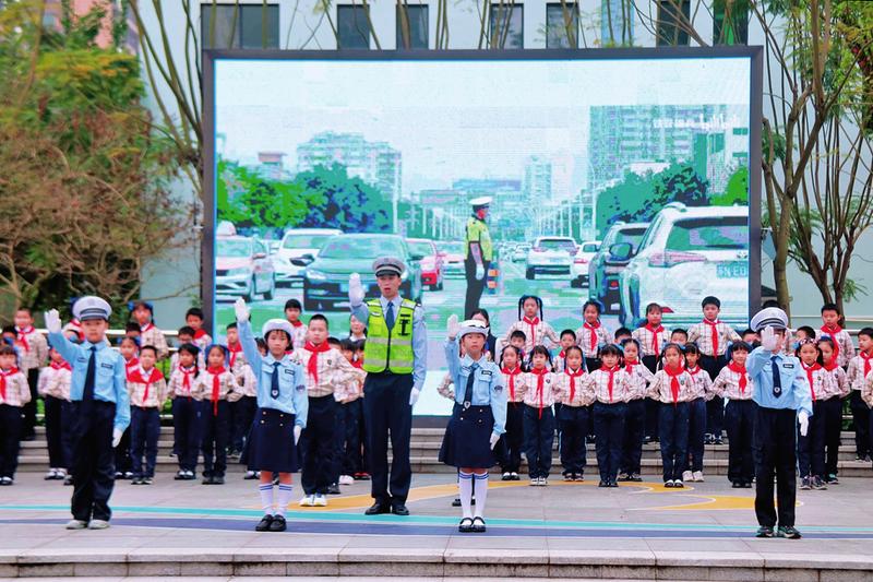 (陈紫菲 摄)▲南宁市良庆区那平小学学生在交警指导下学习交通安全