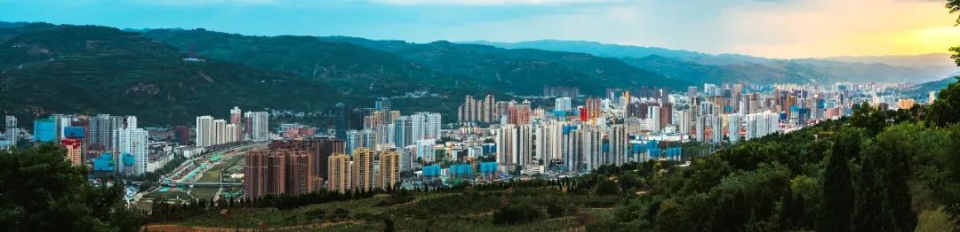 甘肃天水城市全景图-秦州区 (图片来源:视觉中国)