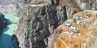 古路村有了直通旅游班车后，每天都有徒步爱好者和游客来这里一日游。