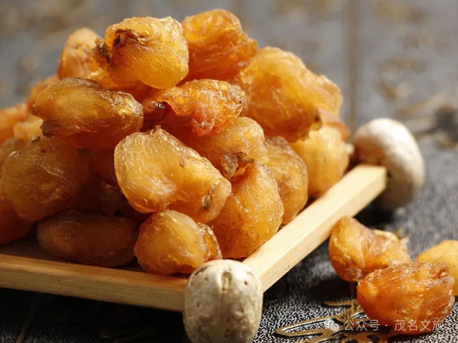 荔枝酒是以优质新鲜荔枝为原材料,历经清洗,沥干,剥皮,去核,榨汁等多