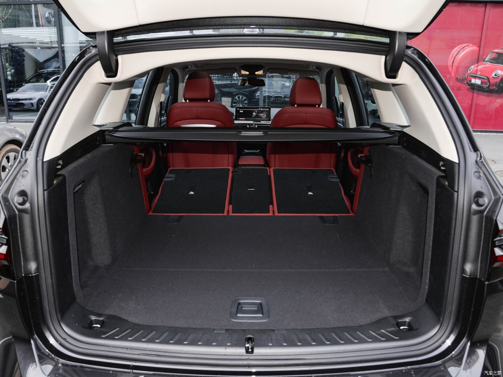 两台车后排座椅均支持按4/6比例放倒,奥迪q4 e-tron后备箱拥有520
