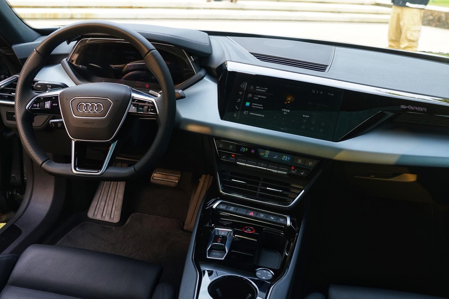 优雅与运动的结合体试驾奥迪etrongt