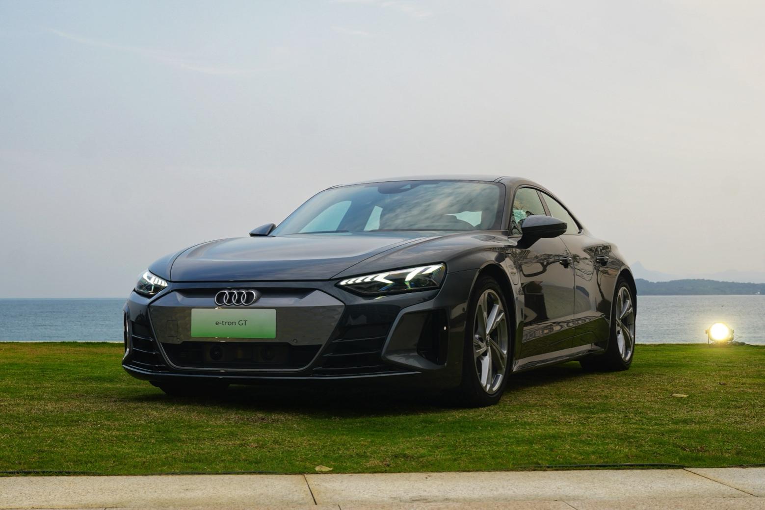 优雅与运动的结合体试驾奥迪etrongt