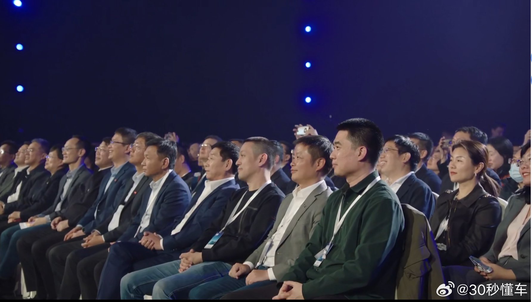 小米SU7车发布会现场，这几位，不知道今天会是怎样的心情|小米su7|小米汽车|新产品发布|上市_新浪新闻