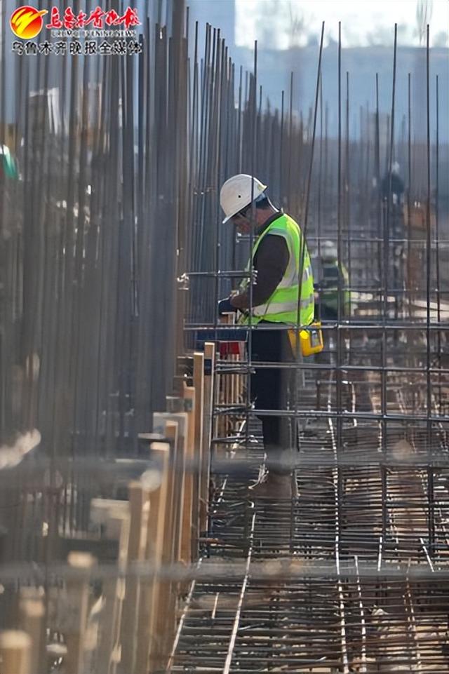 3月27日,在位于天山区的中天·翡丽雅境项目施工现场,工作人员在