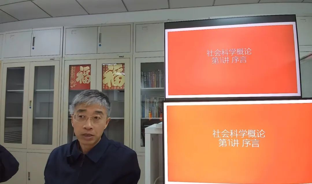 "发传单"推荐网课的副教授,用真诚和谦逊打动人心 | 新京报快评|新京