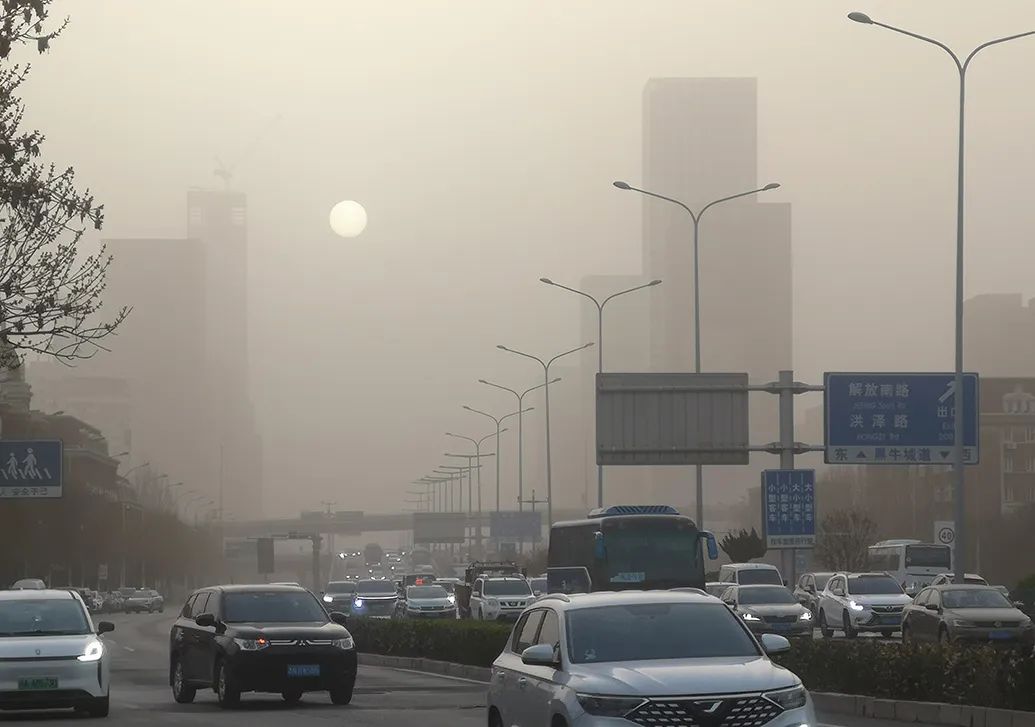 2024年3月28日，天津市，当地清晨出现扬沙天气，上班早高峰的东南快速路上朦朦胧胧的天空。