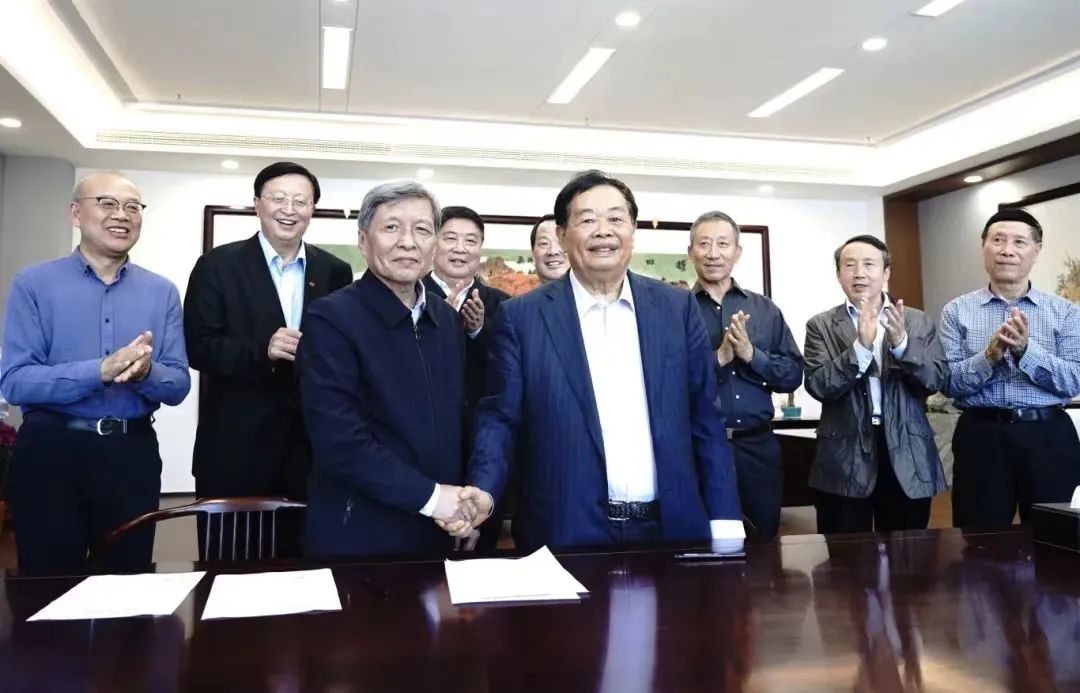 3月25日，王树国（前排左）被聘任为福州市福耀科技大学校长。图片来源：福州市福耀高等研究院