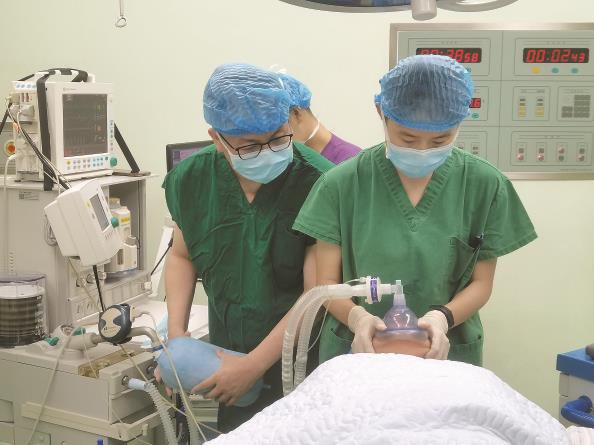 上海长征医院麻醉团队的医生正在保障患者手术