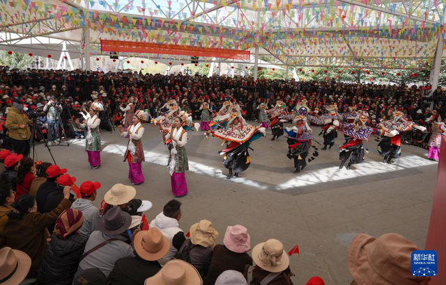 3月28日，群众在拉萨市宗角禄康公园内观看文艺演出，庆祝西藏百万农奴解放65周年。新华社记者 晋美多吉 摄