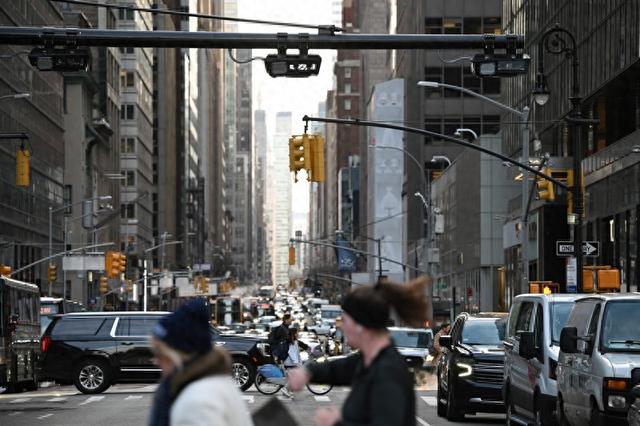 2024年3月3日，纽约市架设E-Z通行证读卡器，准备实施“车辆拥堵费”政策。（资料图）