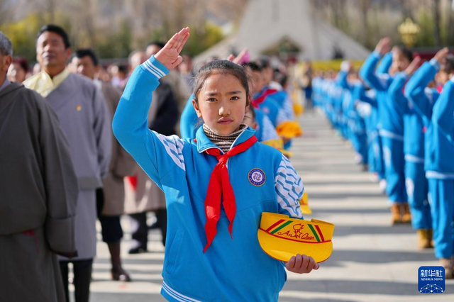 3月28日，布达拉宫广场举行升旗仪式，少先队员向国旗敬礼。新华社记者 张汝锋 摄