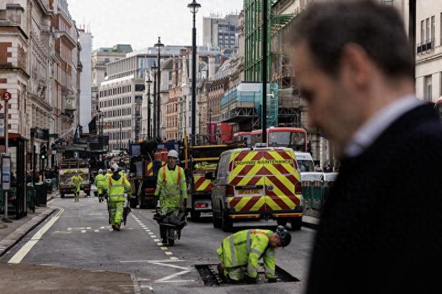 英国工人在皮卡迪利大街上修整道路。（资料图）