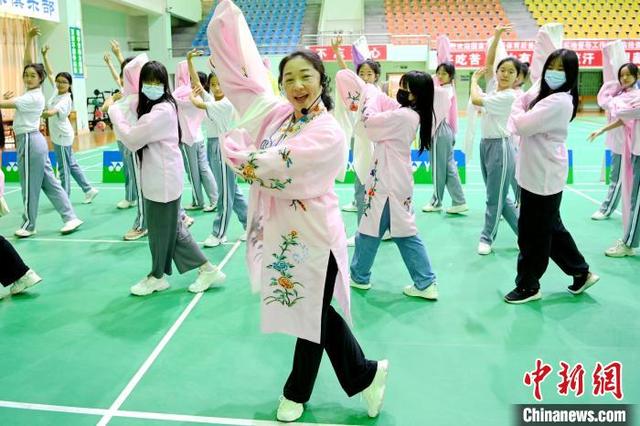 图为香港青年换上戏服，在戏曲老师的带领下体验戏曲文化。中新网记者 张金川摄