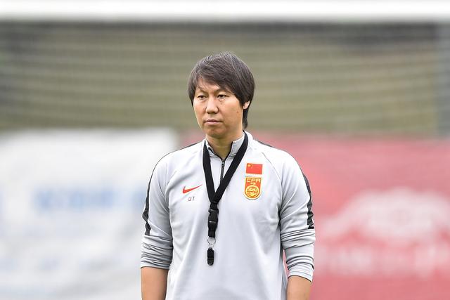 2020年1月6日，广东佛山，时任中国国家男子足球队主教练李铁在训练场上规划训练。视觉中国 资料图