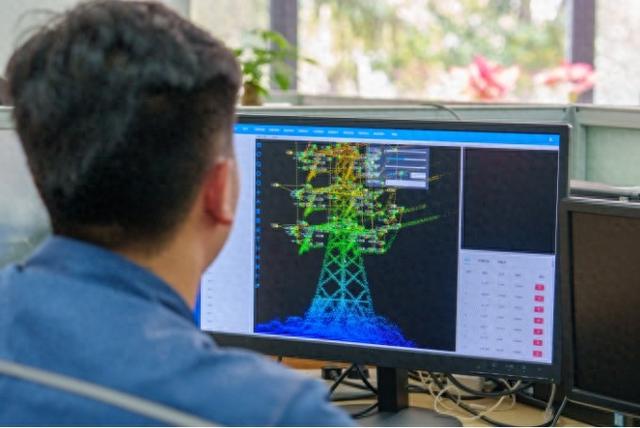 南方电网深圳供电局工作人员利用三维数据规划无人机精细化巡检航线。黄海鹏 摄