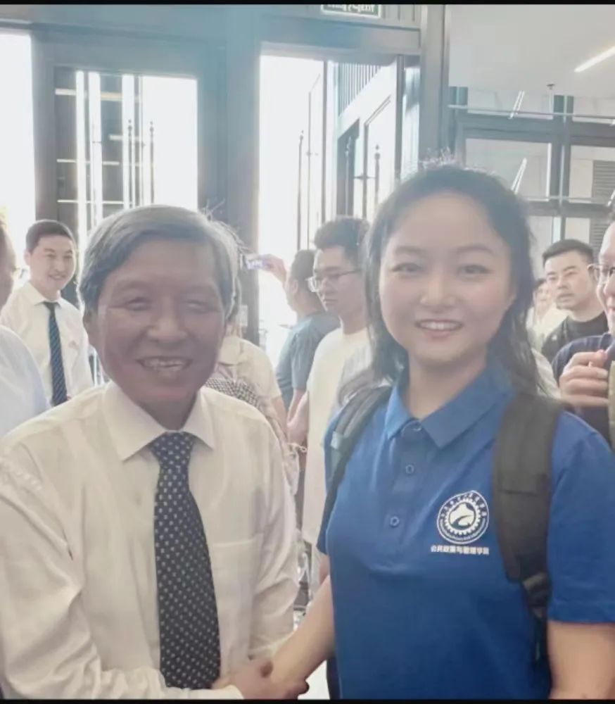 2023年研究生开学典礼后，王歆玥与王树国合影。受访者供图