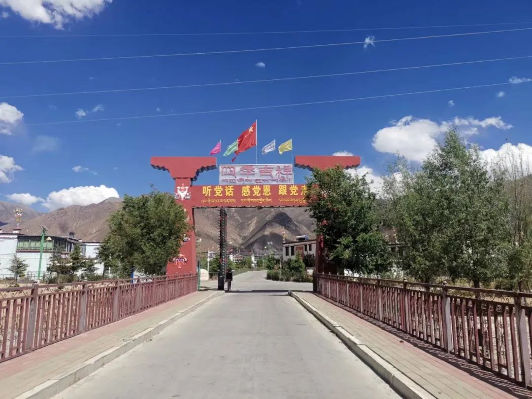西藏拉萨市曲水县才纳乡四季吉祥村全景(图片来源:新华社记者孙非摄