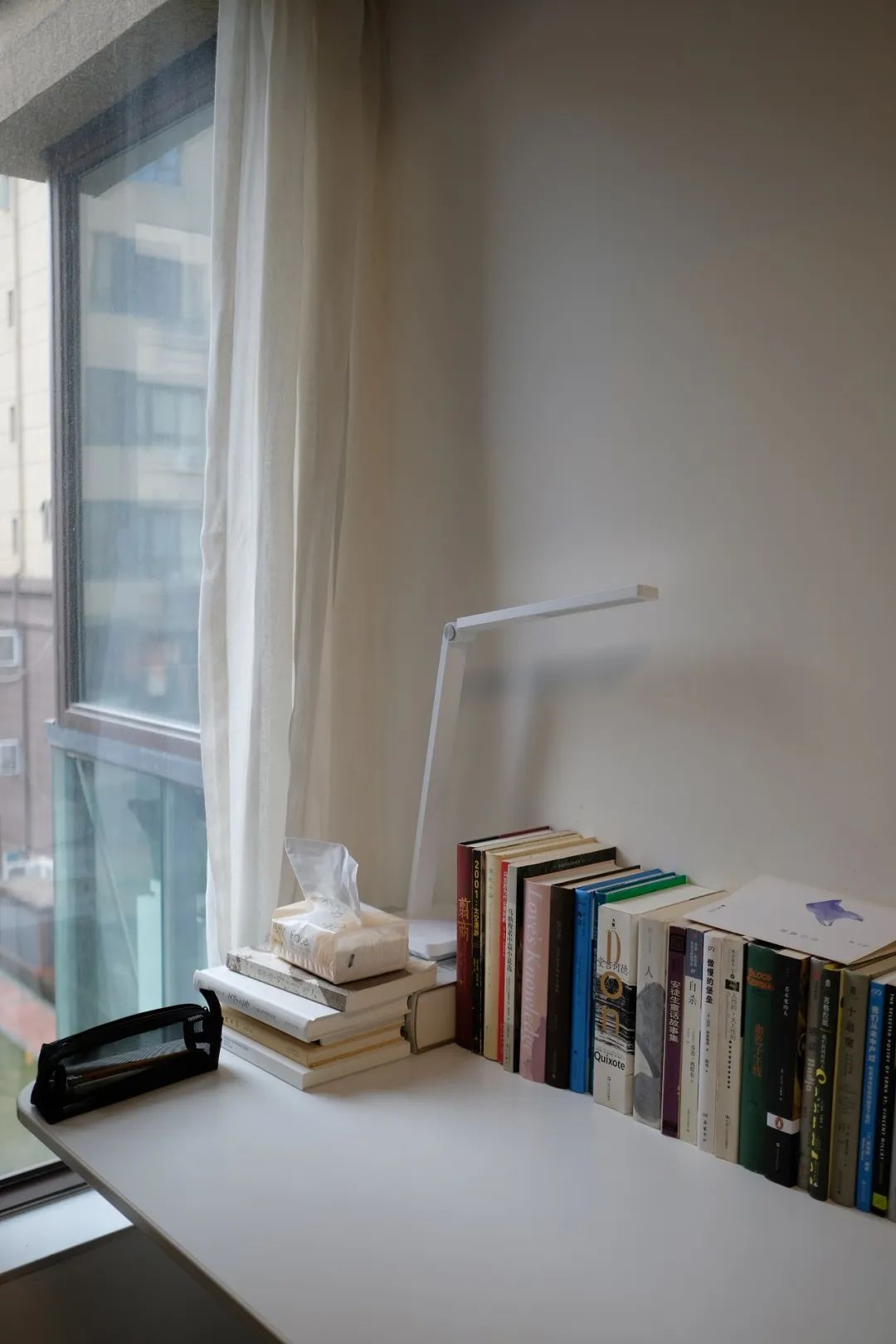 远子的书桌.(图/夏阿怪摄)事实上,来到合川像是没有选择的选择.