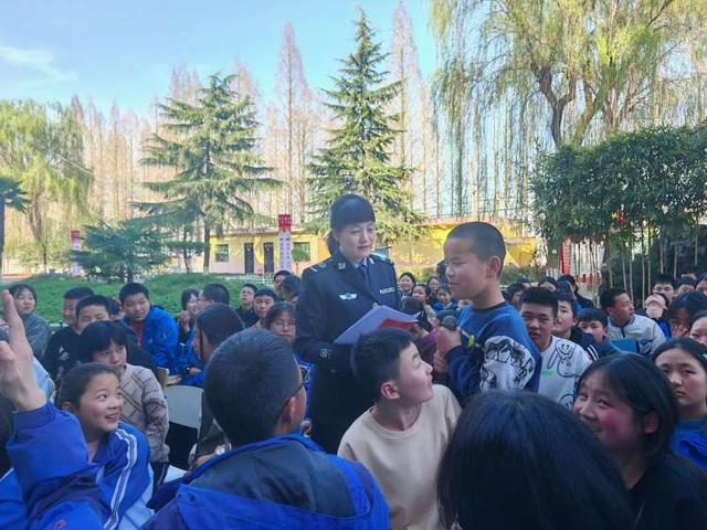抵制校园欺凌西安市鄠邑区司法局走进白庙初级中学开展法治进校园活动