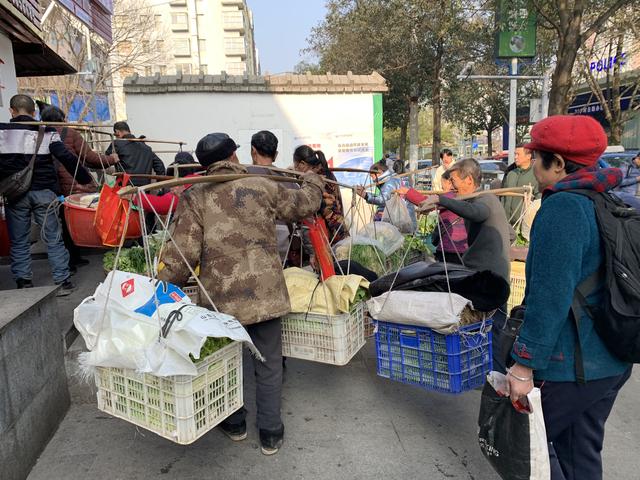 跨省卖菜绿皮火车上的生计